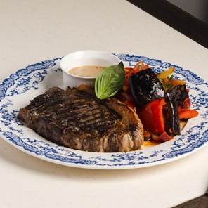 Стейк стриплойн с овощной капонатой